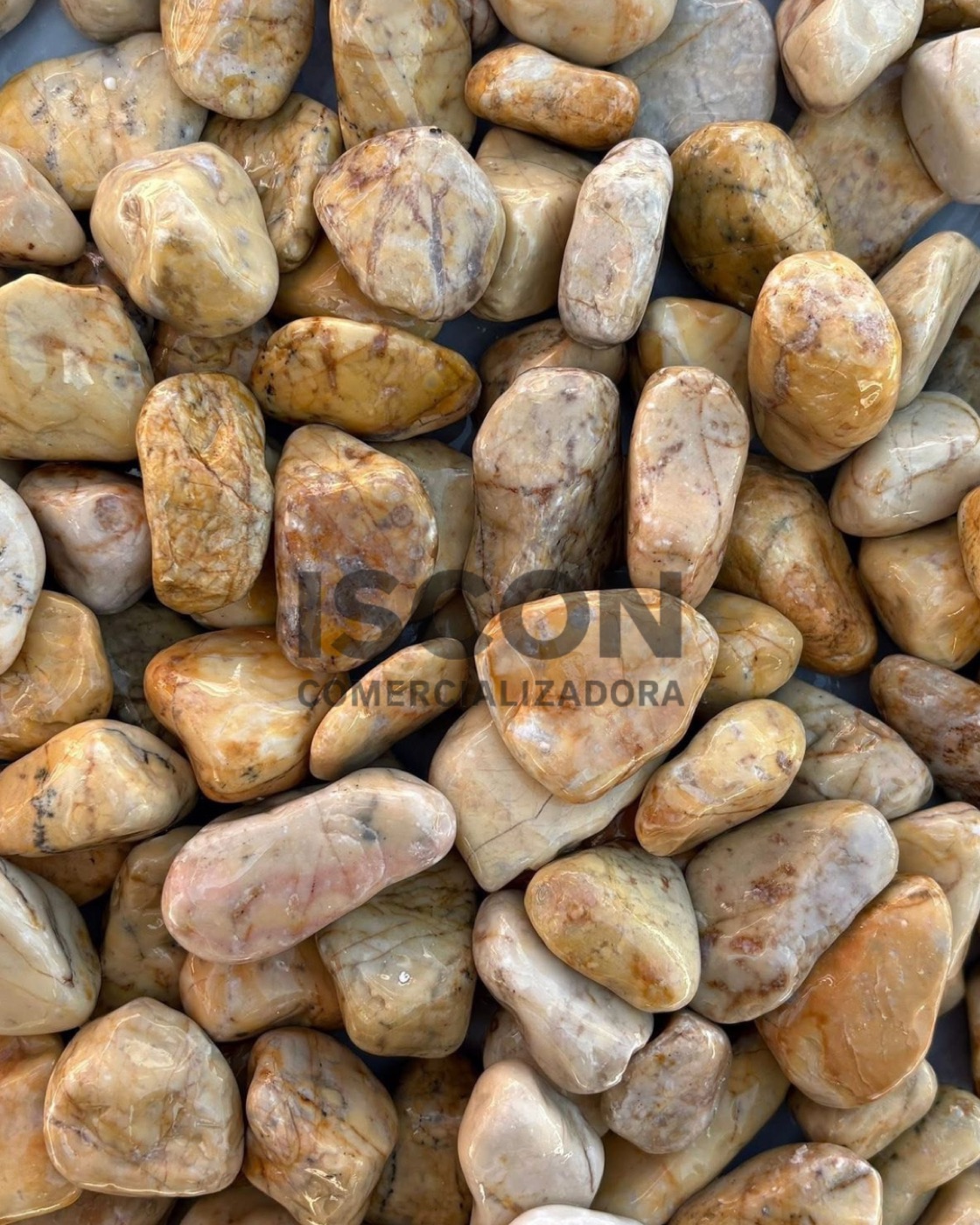 Piedra boleada de mármol amarilla
